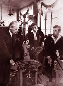 Профессор Сергей Александрович Ринкевич (крайний справа) в лаборатории, 1950-е гг.